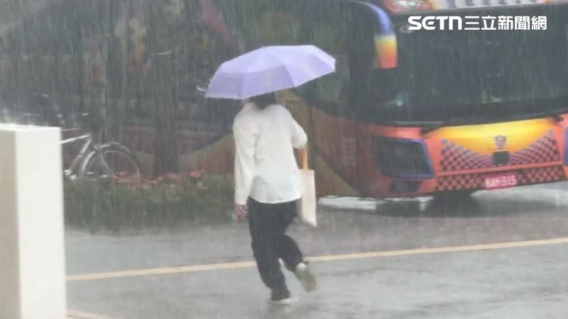 台灣新聞通訊社-為何台北人下雨天「堅持穿布鞋」？真實原因曝光：拖鞋更可怕