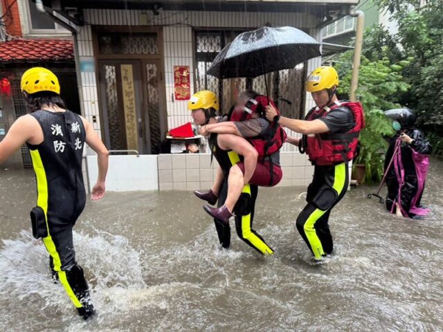 台灣新聞通訊社-快訊／豪大雨狂炸！淡水原德路積水50公分　7旬婦受困家中被救出