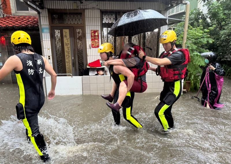 台灣新聞通訊社-快訊／豪大雨狂炸！淡水原德路積水50公分　7旬婦受困家中被救出
