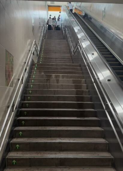 台灣新聞通訊社-雨用倒的！豪雨炸進輔大捷運站　樓梯秒變「瀑布」畫面曝光