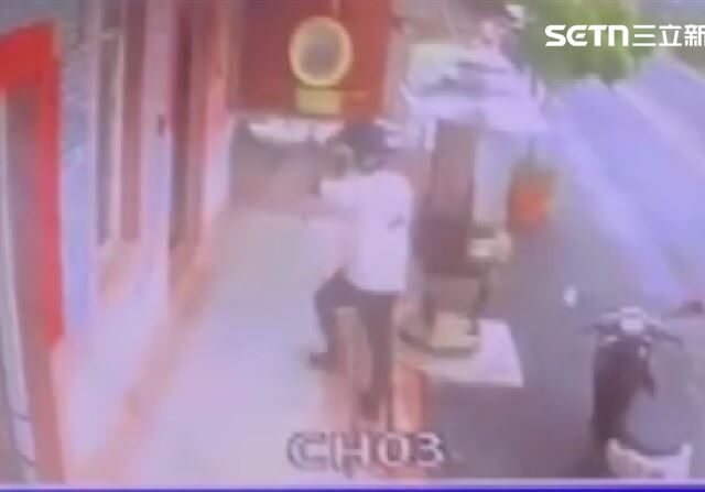 台灣新聞通訊社-獨家／30秒竊近10萬鯊魚劍藏衣　男犯案「不忘先拜觀音」