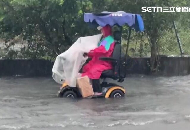 台灣新聞通訊社-暴雨襲彰化！水淹半個輪胎高　機車拋錨大停電