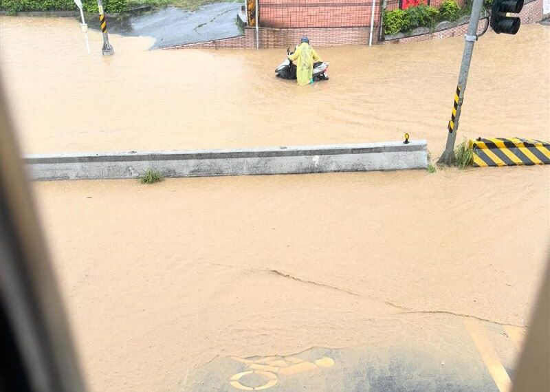 台灣新聞通訊社-暴雨狂炸!新北市鶯歌區水淹過膝 機車族慘困水中