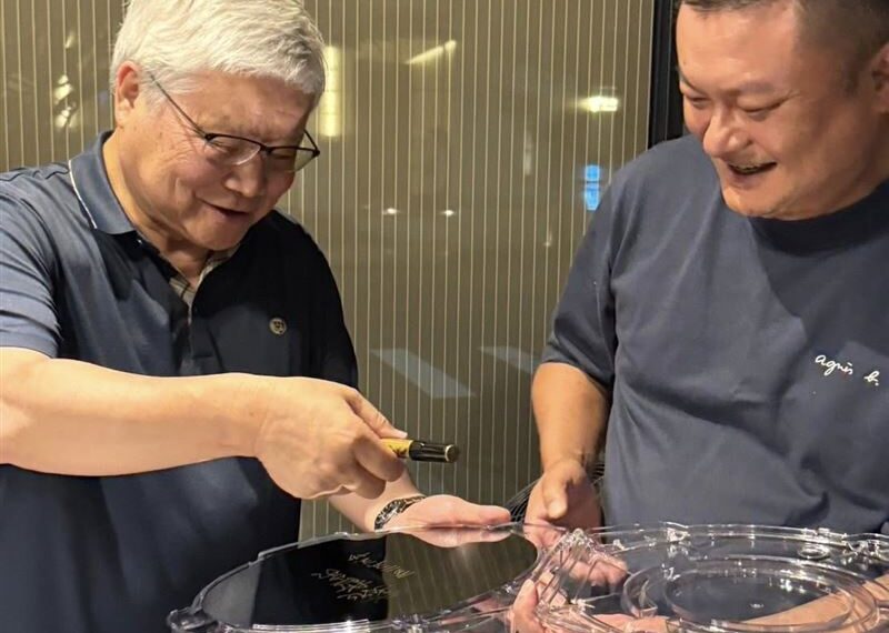 台灣新聞通訊社-魏哲家降臨台中！親送「全世界最有價值的晶片」烤鴨店老闆樂歪網暴動