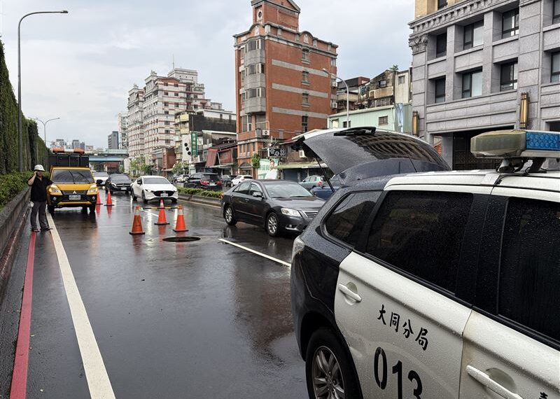 台灣新聞通訊社-暴雨狂炸雙北!北市「人孔蓋噴飛」驚現大天坑 3車慘輾深洞爆胎