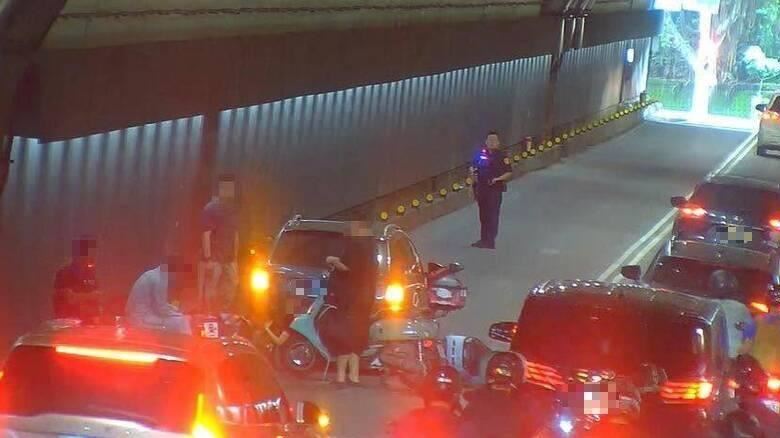 台灣新聞通訊社-汽機車撞成一團!自強隧道連環事故 通勤族崩潰喊:來不及了