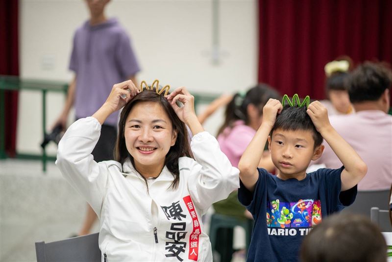 台灣新聞通訊社-香包製造所登場！民進黨客家部攜手陳品安與大小朋友　體驗客庄生活智慧
