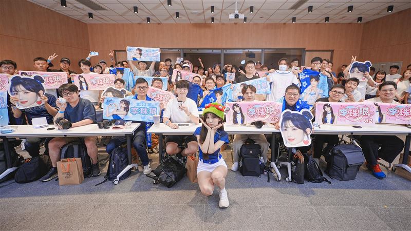 台灣新聞通訊社-李珠珢受邀當一日店長！參加資格1秒完售　第一次幫粉絲簽中文名字