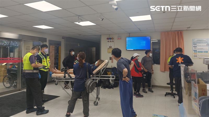 台灣新聞通訊社-快訊／菲律賓遊客下合歡山…巴士翻覆邊坡16人傷