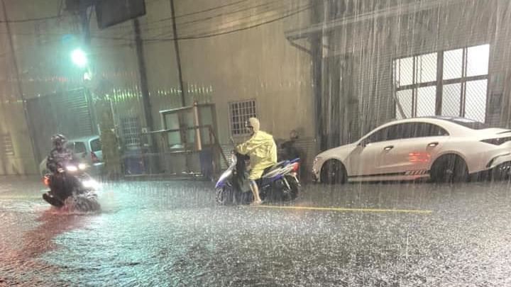 台灣新聞通訊社-雨彈連炸1週！這2天雨勢最猛　氣象署不排除啟動「劇烈豪雨作業」