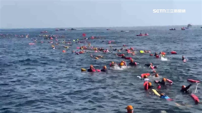 台灣新聞通訊社-2026外木山長泳登場　2200名泳客破浪挑戰