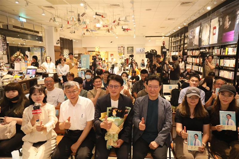 台灣新聞通訊社-黃國昌盼書讓大家找到堅持理由　他當年開車4小時助選：向著被騙光前行