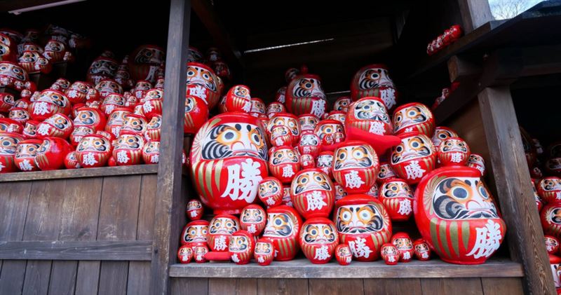 台灣新聞通訊社-她到日本寺廟參拜「將達摩放臥室」竟做惡夢 網共鳴:也曾被巨大達摩追