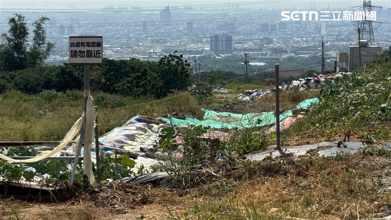 台灣新聞通訊社-回收謊言2／大里垃圾山翻版　直擊暫置變囤積　廢材床墊機車堆成山