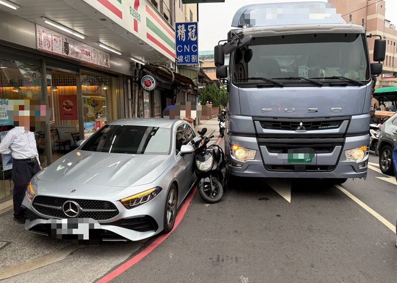 台灣新聞通訊社-8旬翁違停賓士釀禍!機車遭巨輪夾擊「慘成夾心餅乾」驚險瞬間曝光