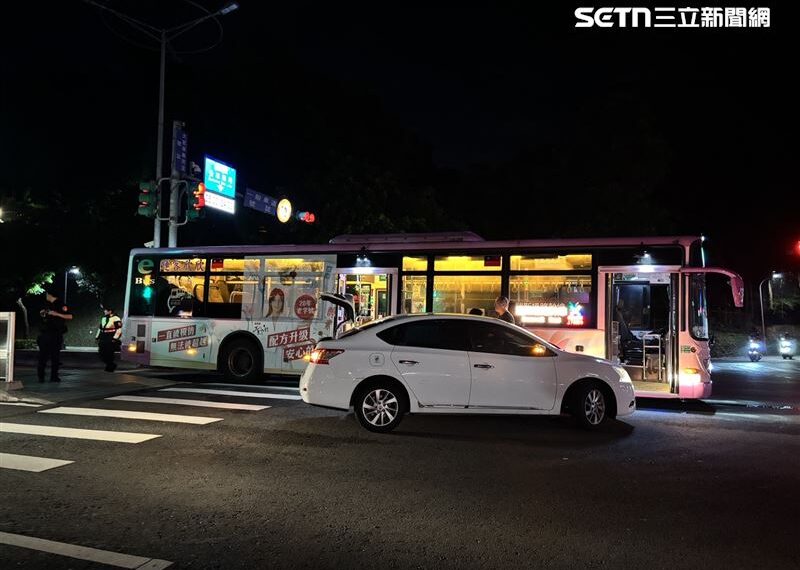 台灣新聞通訊社-「碰」羅斯福路轎車違規左轉撞公車!乘客嚇傻:我整個飛出去