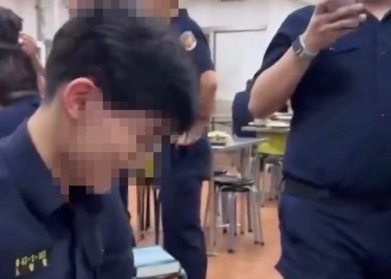 台灣新聞通訊社-警專生炫技「白飯拋接旋轉」下秒撒滿地畫面曝!網一看怒了:浪費食物