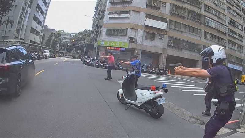 台灣新聞通訊社-快訊/土城毒販拒捕狂飆撞傷2警!警方連開16槍逮人遭檢方聲押
