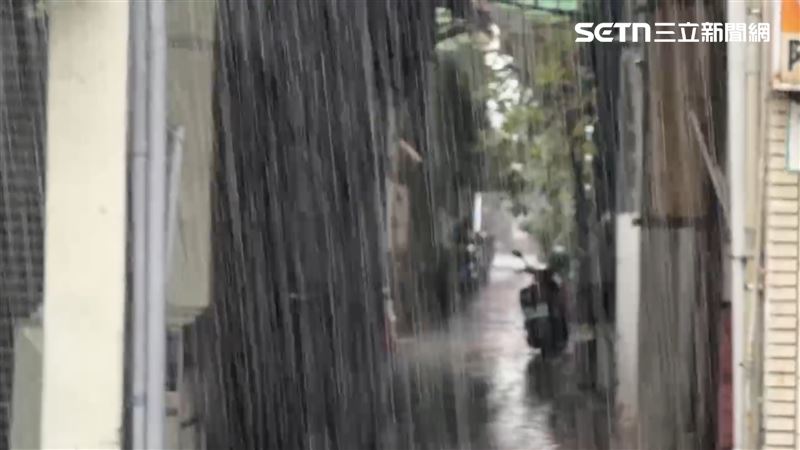 台灣新聞通訊社-快訊/大雨狂炸高雄!低窪處淹水慘況曝光 攤販苦嘆:東西水上漂先收攤