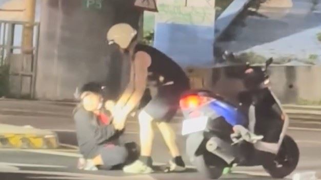 台灣新聞通訊社-街頭驚見情侶扭打!女被打跪地求饒 警到場揪出男竟是毒駕現行犯