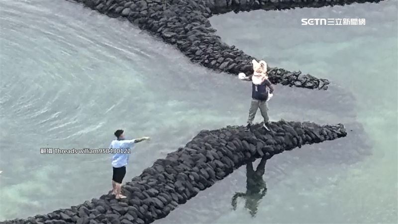 台灣新聞通訊社-為拍KUSO照站上雙心石滬 遊客挨批「太自私」