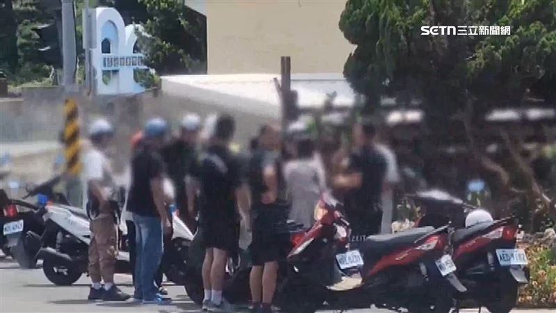 台灣新聞通訊社-澎湖跨海大橋遊客拍照爆口角　冤家路窄開打