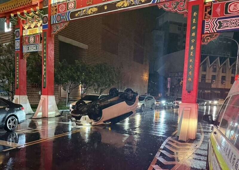 台灣新聞通訊社-彰化大雨猛撞!休旅車「打滑失控」猛撞八卦山牌樓 四輪朝天畫面曝光