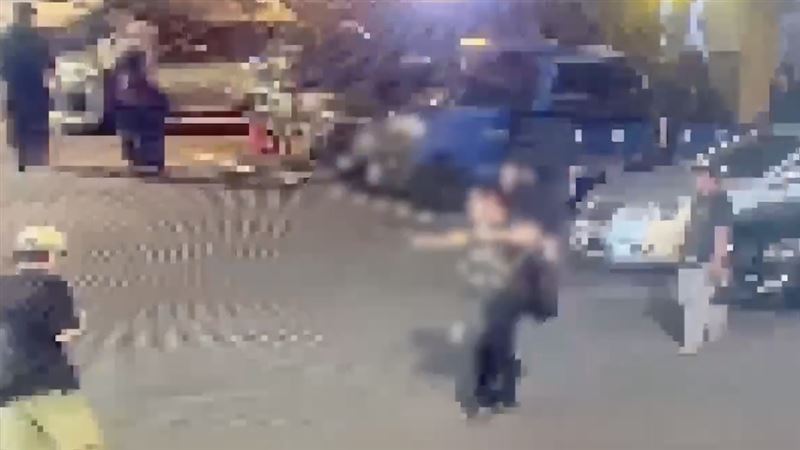 台灣新聞通訊社-北市樂團內鬨爆衝突!團員「猛噴辣椒水攻擊」秒逃 鼓手臉慘紅腫