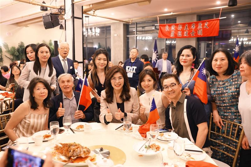台灣新聞通訊社-鄭麗文僑宴身旁竟坐中共統戰官員 國民黨稱「不認識」:只拍合照沒用餐