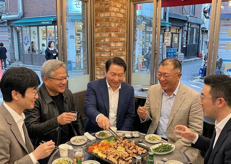 台灣新聞通訊社-黃仁勳GTC台北完秒飛韓國!傳密約韓2大巨頭吃烤五花肉、為韓職開球