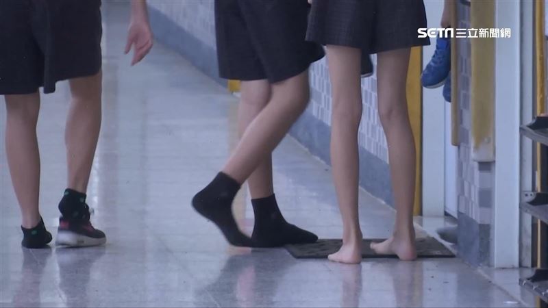 台灣新聞通訊社-驚!73%國中女生心情差先找「它」 過半學生認:待房間比出門更快樂