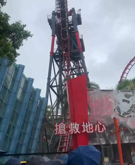 台灣新聞通訊社-20遊客玩斷軌雲霄飛車「卡半空」慘淋雨　麗寶：瞬間強風暴雨停駛8分鐘