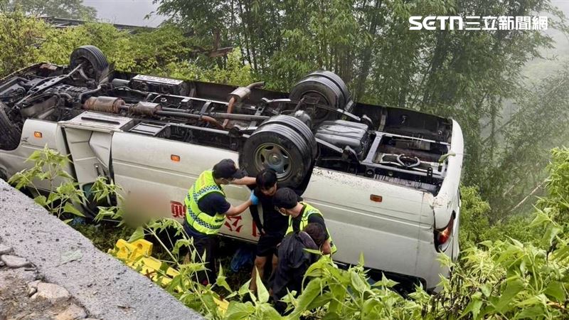 台灣新聞通訊社-遊合歡山翻車墜山坡釀16傷!無照司機「97張罰單未繳」金額高達66萬