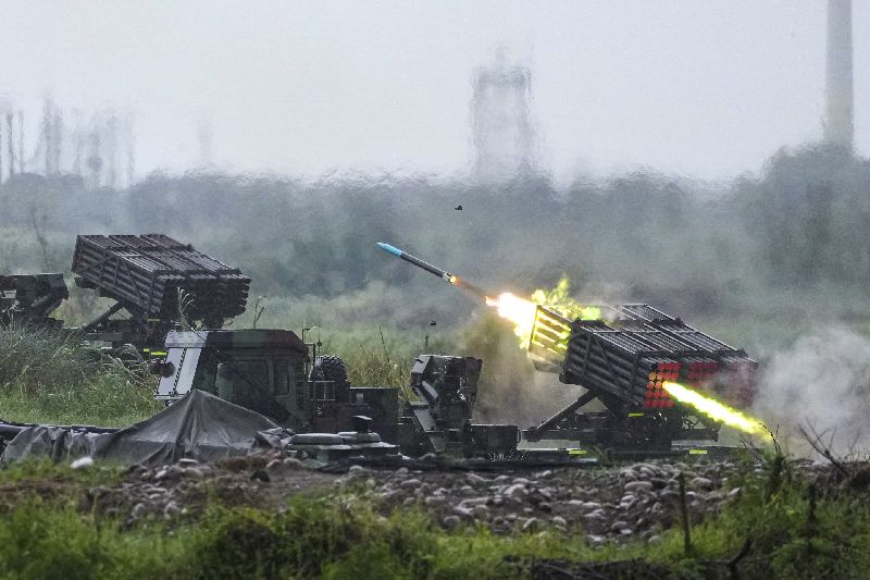 台灣新聞通訊社-陸軍十軍團雷霆2000實彈射擊 克服地形障礙完成任務
