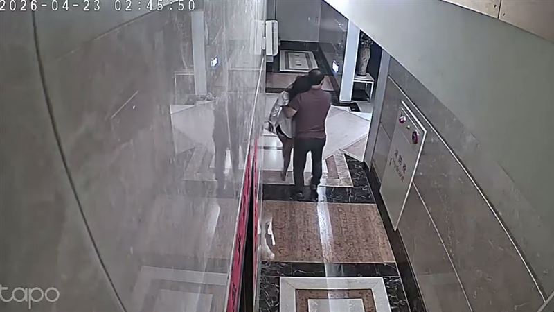 台灣新聞通訊社-醉妹倒社區遭撿屍!阿北瞎喊:我是好心 電梯「噁摸臉、頭」鐵證曝光