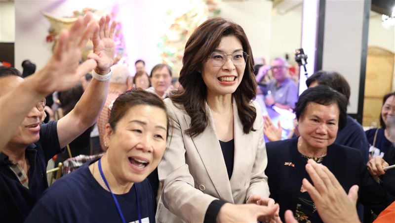 台灣新聞通訊社-鄭麗文訪美喊「扮和平搭橋者」今爆同框統戰部官員 綠轟:為統戰搭橋?