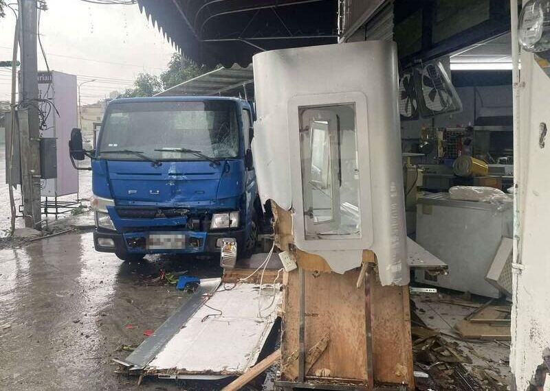 台灣新聞通訊社-天雨路滑釀災！彰化貨車「打滑甩尾」爆衝撞蔬食店　50萬裝潢全毀了