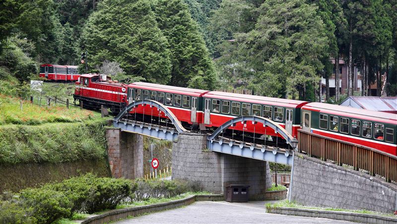台灣新聞通訊社-快訊／搭小火車先等等！暴雨將來臨「阿里山林鐵」明起預警性停駛2天