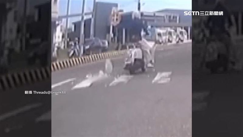 台灣新聞通訊社-機車載冰塊「沒綁牢」! 父子騎車輾過慘摔
