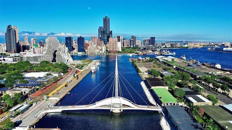 台灣新聞通訊社-快訊/駁二大港橋驚傳落水!妙齡女撈起「無呼吸心跳」送醫搶救中