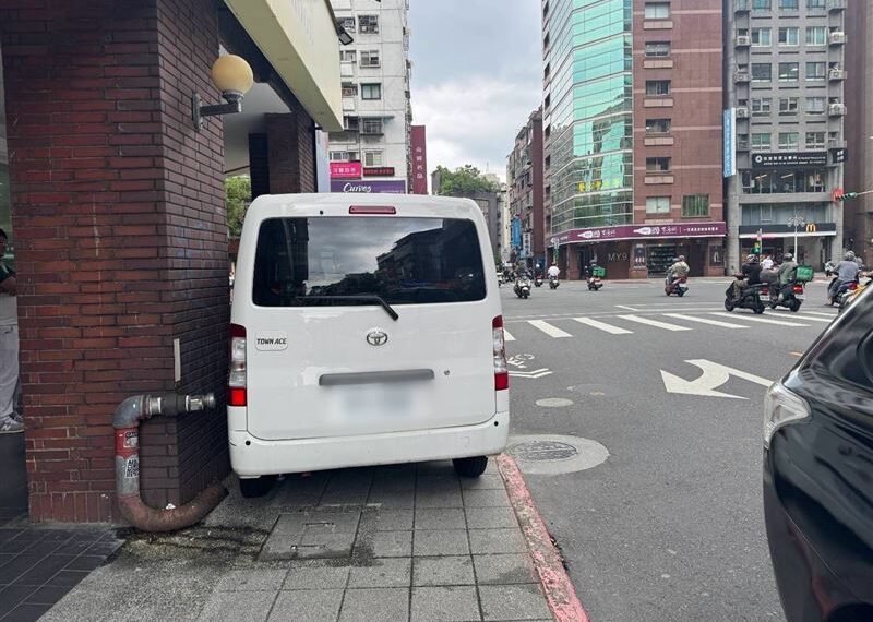 台灣新聞通訊社-北市廂型車「龜速飄移」滑進對向!下秒失控撞柱 騎士急閃躲死劫