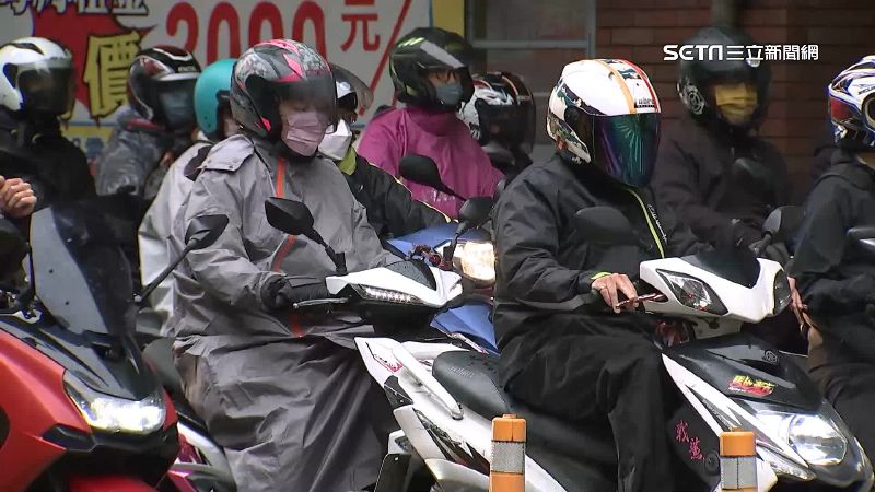 台灣新聞通訊社-全台暴雨下不停！機車族狂推「2牌雨衣」：快乾、穿10年不壞