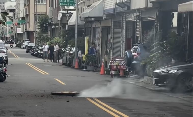 台灣新聞通訊社-快訊／台中傳巨大爆炸聲！道路上「100kg人孔蓋」突噴飛　濃白煙狂竄