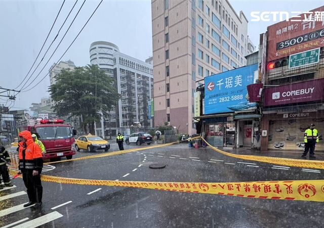 台灣新聞通訊社-警消拉封鎖線警戒！12縣市豪、大雨特報　北投人孔蓋頻繁跳動