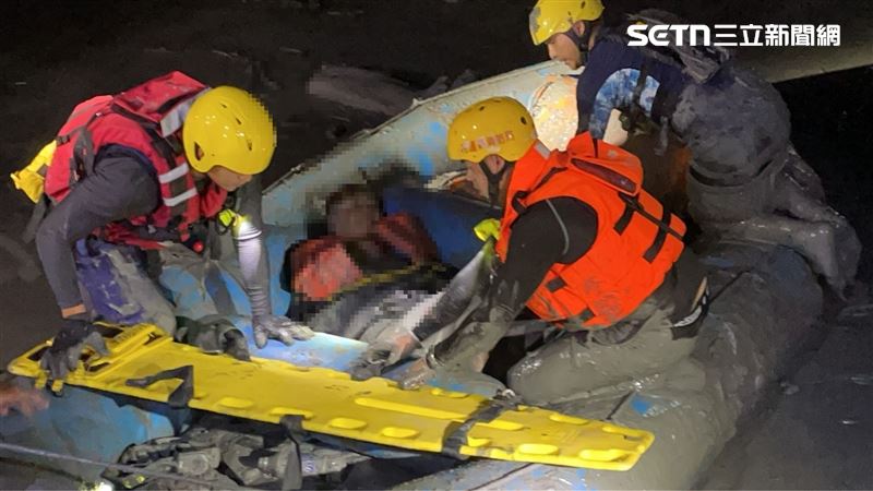 台灣新聞通訊社-工地主任傷勢曝!搜救員下馬太鞍溪「每步耗1分鐘」泥濘中突圍救出他