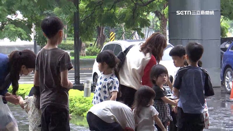 台灣新聞通訊社-獨家/10寶媽「每年生一個」!怕丟小孩出門前得報數