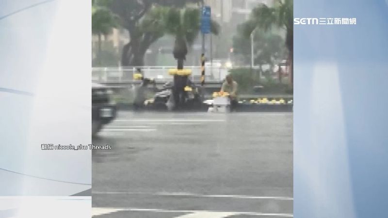 台灣新聞通訊社-獨家/賣水果維生 香蕉阿伯淋雨擺攤:不覺得雨很恐怖