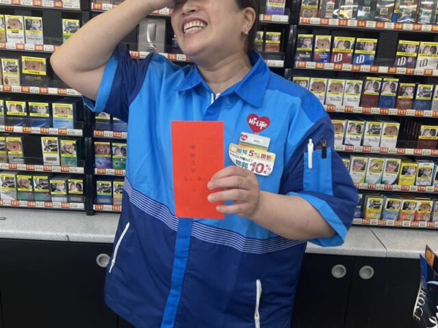 台灣新聞通訊社-高中生超商流鼻血！店員化身「超暖老媽子」幫止血狂盯場　萬網破防