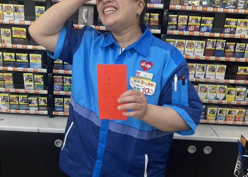 台灣新聞通訊社-高中生超商流鼻血！店員化身「超暖老媽子」幫止血狂盯場　萬網破防