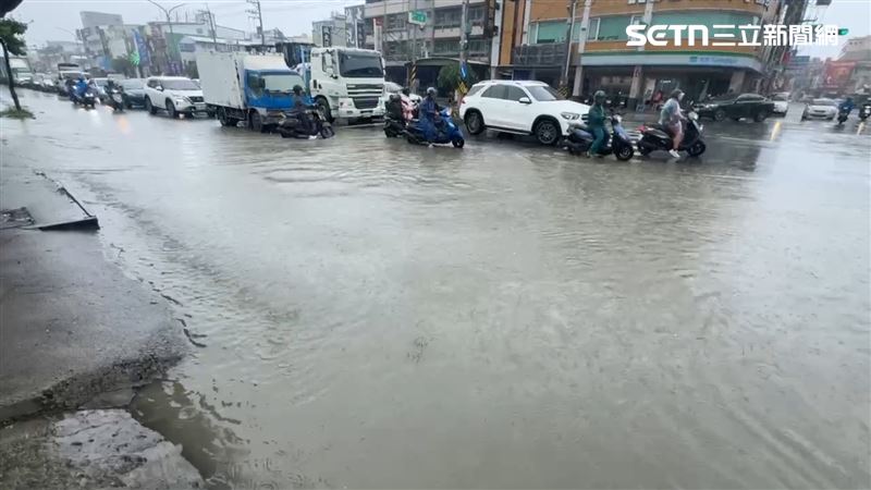 台灣新聞通訊社-不斷更新/明天雨勢更猛!「豪雨假」達標 台中1區明停班課